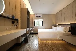 Hanting Hotel Shanghai Xujiahui Caobao Road Metro Station
