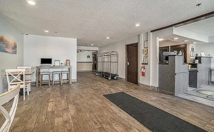 Days Inn & Suites by Wyndham Traverse City