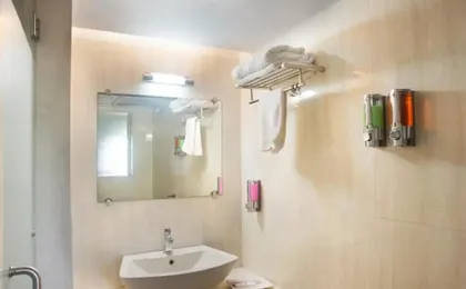 Hotel Yogi Broadway, Chembur