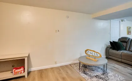 1 Mi to UBS Arena! Pet-friendly Elmont Apartment
