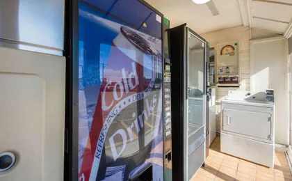 Econo Lodge Inn & Suites