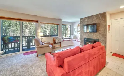 5 Mi to Mammoth Mtn Ski Area: Condo w/ Views!
