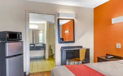 Motel 6 Calhoun