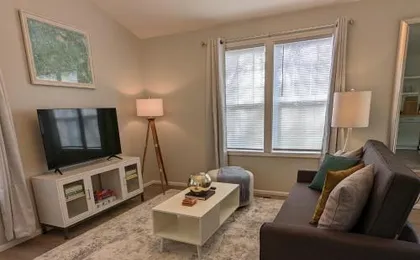 Contemporary 2-Bedroom Close to Downtown, Dining