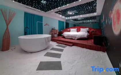V Theme Theater Hotel (Chongqing University Town Xijie)