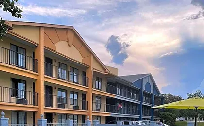 Days Inn & Suites by Wyndham Mobile