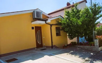 Spacious & Modern Apartment Blue Pula for 4 with Terrace & Parking Peaceful Stay Near Pula Beaches