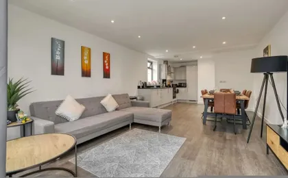 3-bed 2-bath Wembley Apartment With Free Parking