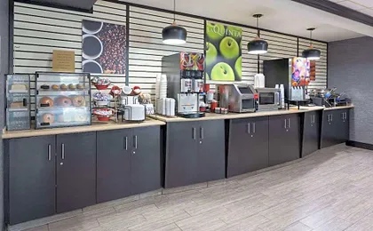 La Quinta Inn & Suites by Wyndham Buffalo Airport