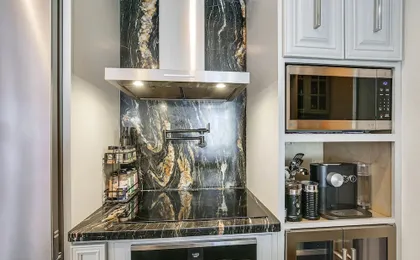 Luxe Long Beach Condo w/ Pool: 1 Mi to Shoreline!