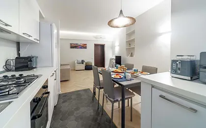 Charming 2-Bedroom Apartment in Milanese Building