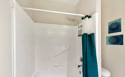 Beverly Hills Chic 2 bed 2bath with Patio and Parking 309