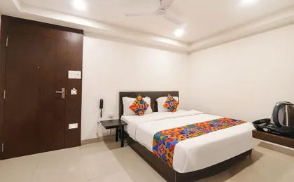 Hotel Blue Dawn - Near DLF Cyber City, Gachibowli