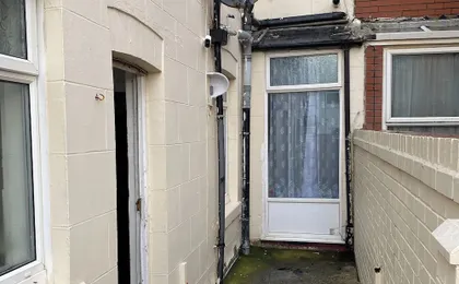 Seaside - House - Sleeps 10 - Parking - Garden