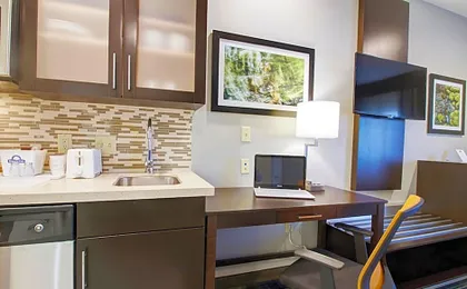 Days Inn & Suites by Wyndham Port Arthur