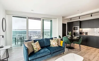 Modern Sky-High Flat In North Acton