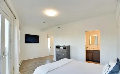 Walk to Bowen's Wharf: Condo in Dtwn Newport