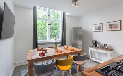 The Paul II - Stylish & Central 3 Br Apartment, Group & Family Friendly, 4- 6 Guests