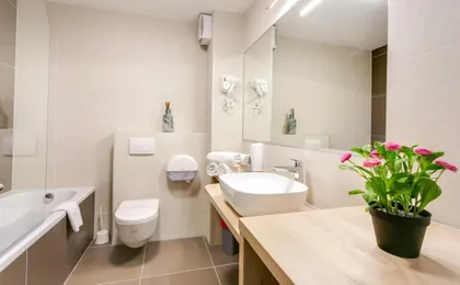Modern Two-Bedroom Apartment, Free Garage Parking