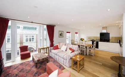 Up-Market One Bedroom Apartment Just Minutes From the River Thames. Broughton Rd