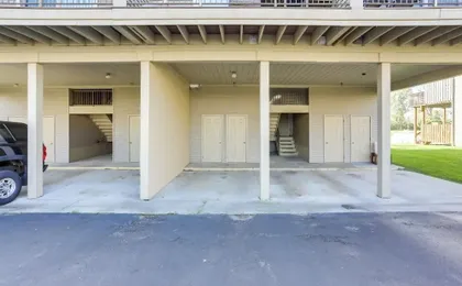 Charming Condo on Lake Erie w/ Community Pool
