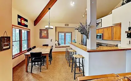 4 O Clock Ski Run Spacious 2 Bedroom Rental - Half Block from Snowflake Lift!