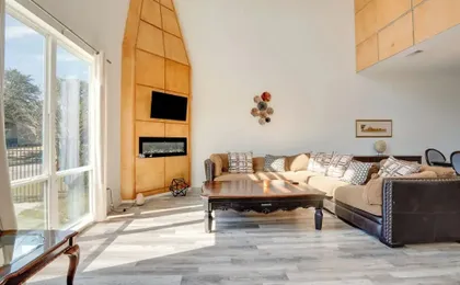 Spacious Lake Highland Townhome W/ Pool!