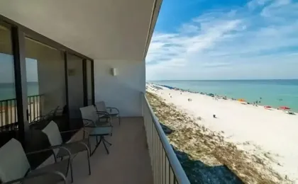 Leeward 403 at Edgewater