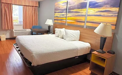 Days Inn & Suites by Wyndham Winnie