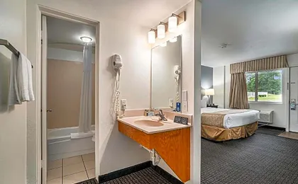 Travelodge by Wyndham Traverse City MI