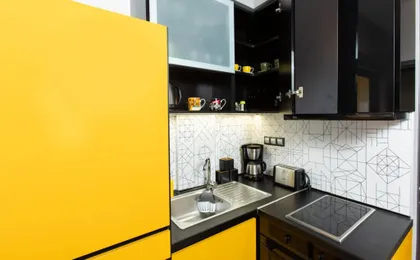 Downtown Luxury Boutique Suites : the yellow suite