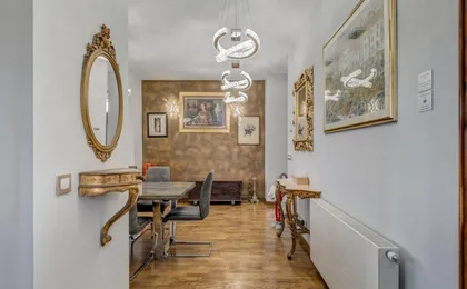Grand Square Suite - Tale of the City (Adults Only)