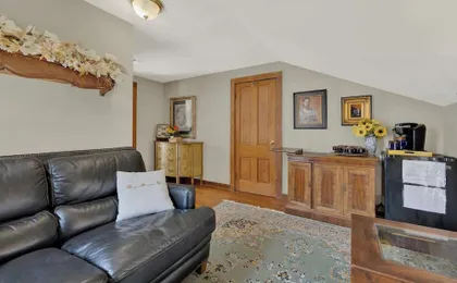 East Suite in Gillespie House -steps to Main Street!