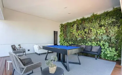 Apt w/ Balcony, Minutes From the Subway Ctb2405