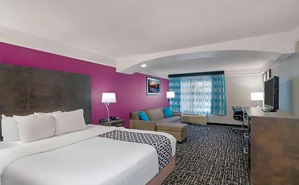 La Quinta Inn & Suites by Wyndham Latham Albany Airport