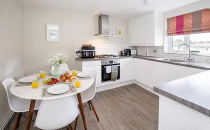 Lucy's Lodge- Most Stylish Apartment on Vibrant Bishy Road with Free Parking