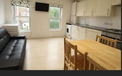 Renovated Family Room with Shared Kitchen And Bathroom in Angel