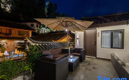 In the Flower Fields · Hibiscus West Designer Vacation Rental (Ancient City Mufu Branch)
