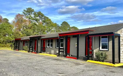 Whistling Pines Motel