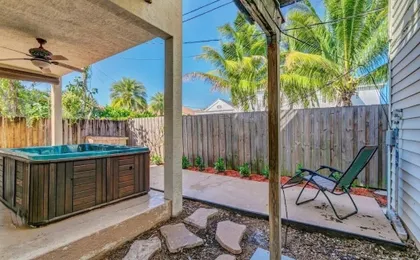 Beautifully Renovated 5 Bedroom with Guest House 5 Home by RedAwning