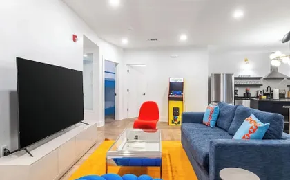 The Carter Buyout - 2 Units by Avantstay Group Stay, Sleeps 24