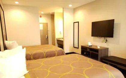 Super 8 by Wyndham St. Louis North