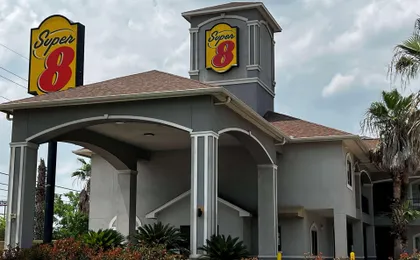 Super 8 By Wyndham Houston North I-45