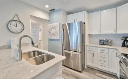 100 steps to beautiful Indian Rocks Beach, oceanside, 2 bedroom updated condo