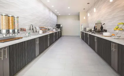 La Quinta Inn & Suites by Wyndham Dallas Plano - the Colony