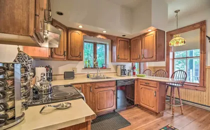Historic Apartment - Half Mi to Lake Champlain!