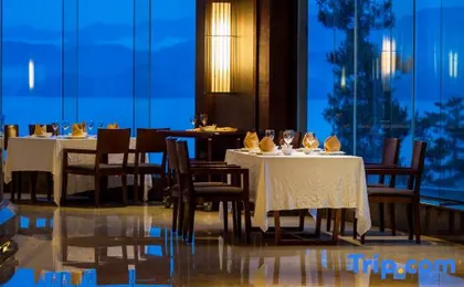 Yueyou Light Luxury Hotel (Chongqing Jiefangbei Hongyadong Branch)