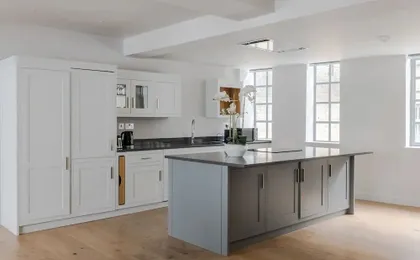 The Eyre Suite Five - Farringdon - by Frankie