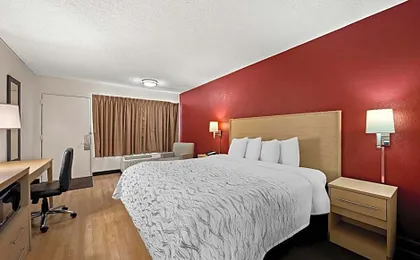 Red Roof PLUS+ & Suites Naples Downtown-5th Ave S