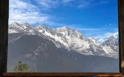Moye Luxury Snow Mountain View Courtyard（Sunlight on Golden Mountains）Vacation Boutique Hotel